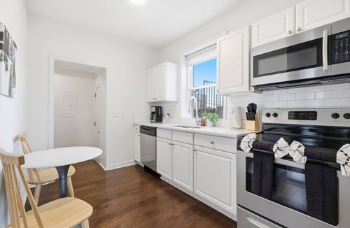 West End Apartment | Bright 3BR Apt|Close to Universities |Parking