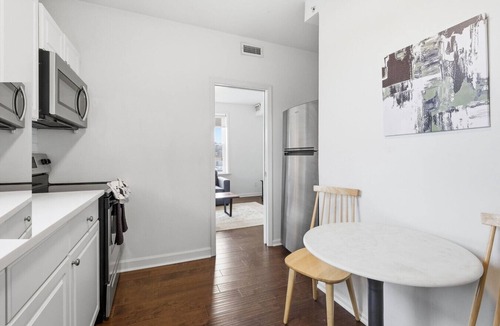 West End Apartment | Bright 3BR Apt|Close to Universities |Parking