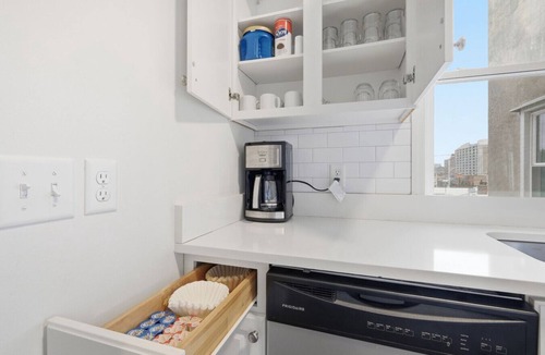 West End Apartment | Bright 3BR Apt|Close to Universities |Parking