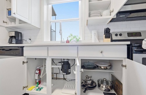 West End Apartment | Bright 3BR Apt|Close to Universities |Parking