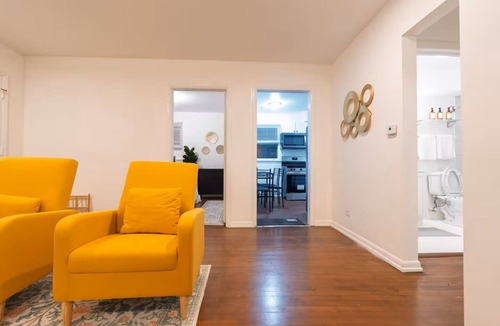 Skokie House | Bright and Spacious 2-Bedroom Skokie Home – With 2 Parking Spots