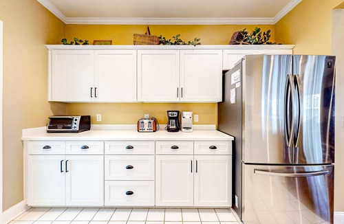 Hilton Head Island Condo | Bright home with outdoor pool, on-site golf, tennis & beach access
