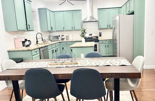 Sugar Hill House | Bright Modern & Comfort 5BR-3Bath Fenced Yard Home in charming Sugar Hill