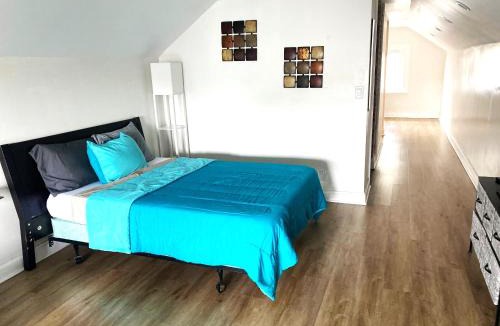 Livingston Park Apartment | Bright Studio Stay - Downtown