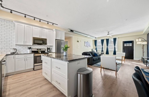 East Liberty Apartment | Bright & Upscale|King Bed|Free Parking w/Workspace
