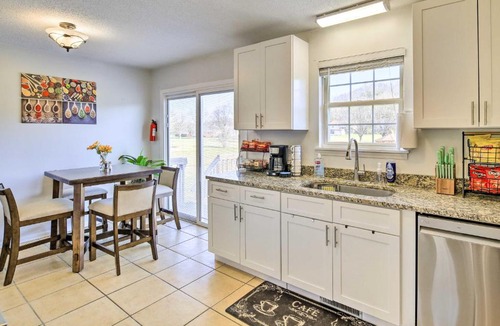 Bristol House | Bristol Home 3 Mi to State Street!