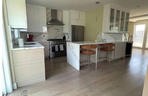 Oakland House | Bronzeville-Lakefront property, near Sox, McCormick, Museums & Downtown Chicago.