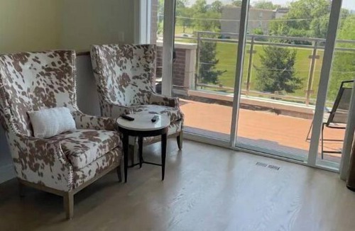 Oakland House | Bronzeville-Lakefront property, near Sox, McCormick, Museums & Downtown Chicago.