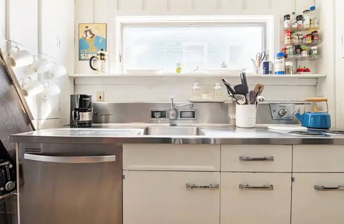 Wimble Shores House | Bubba's Cottage, Charming Oceanfront A-frame 2-min walk over dunes to beach