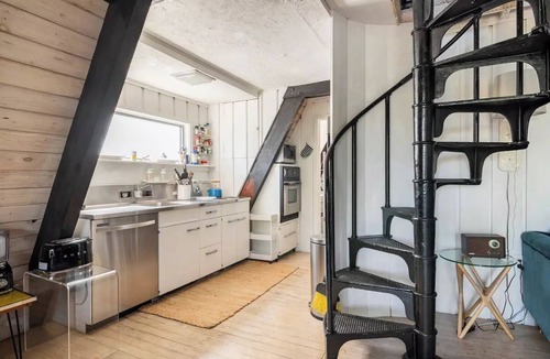 Wimble Shores House | Bubba's Cottage, Charming Oceanfront A-frame 2-min walk over dunes to beach