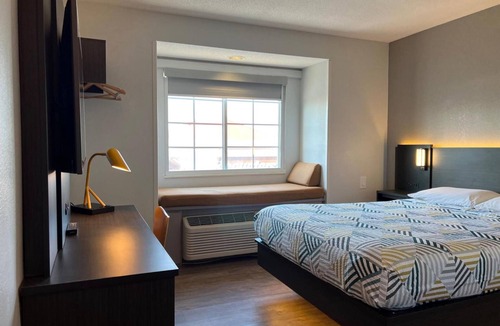 Indianapolis Hotel | Budget-Friendly, Charming Room w/Granite Counters Near Holliday Park – 6 Miles