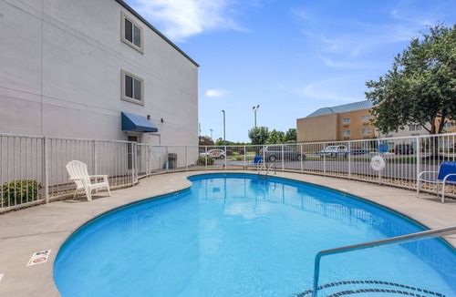 Knoxville Hotel | Budget-Friendly Room Perfect for Family Adventures in Knoxville | Pets Allowed