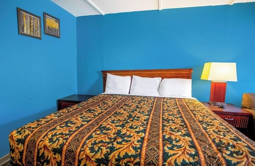 Kernersville Hotel | Budget-Friendly Stay: Comfy Room in the Heart of Kernersville