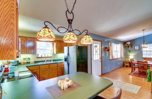 Sloans Valley Cabin | Burnside Resort Cabin w/Hot Tub & Outdoor Spots!