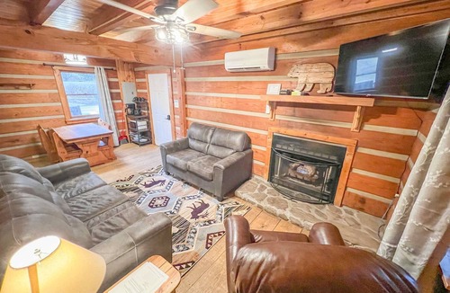 Cherokee Cabin | Cabin #1 - Riverfront w/Large Deck, Back Yard and more!