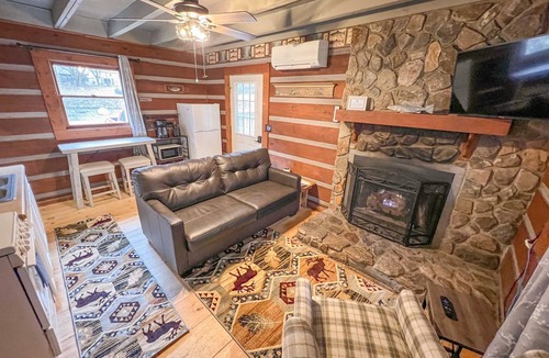 Cherokee Cabin | Cabin #3 - Riverfront w/Large Back Deck and more!