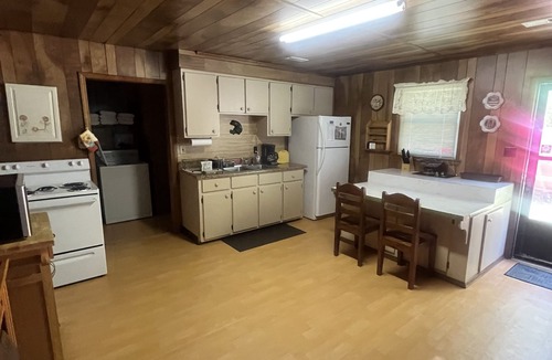 Salem Cabin | Cabin At beautiful Lake Jocassee, Salem SC sleeps 6 free park pass