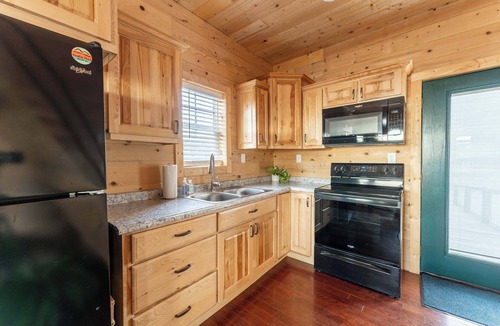 South Pittsburg Cabin | Cabin in the Sky with an outdoor kitchen!
