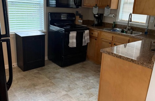 Keslers Cross Lanes House | Cabin K- Cozy, Quiet little Cabin near the lake