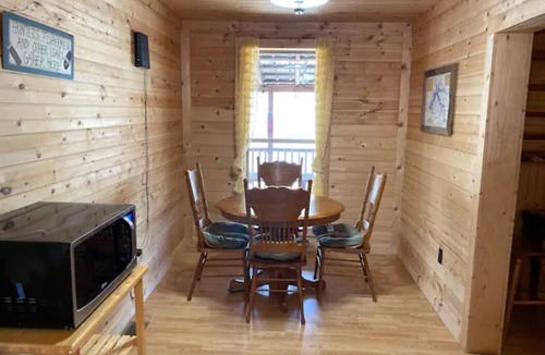 Jamestown Cabin | Cabin on the Water - "No Wake Zone" w/2 Kayaks, and Hot Tub!