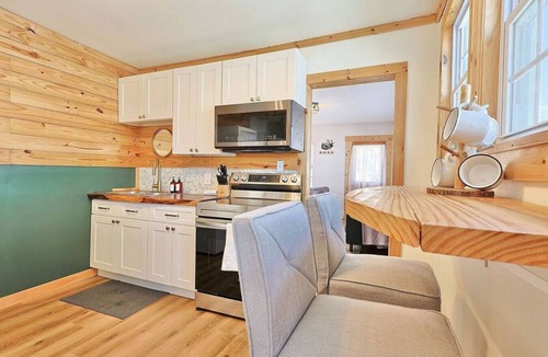 Knoxville House | Cabin-Themed Duplex ⫸ Walk to Happy Holler