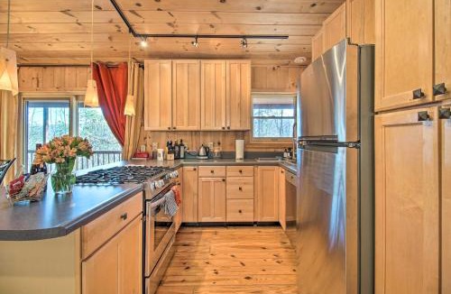Mathias House | Cabin w/Decks & Fire Pit Near Lost River!