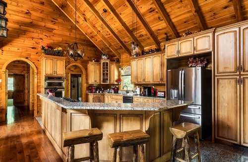 Sevierville Cabin | CADILLAC CREEK 6 BEDRMS LUX KITCHEN, 1950's GAME RM, BIG THEATER