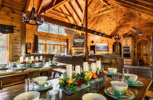Sevierville Cabin | CADILLAC CREEK 6 BEDRMS LUX KITCHEN, 1950's GAME RM, BIG THEATER