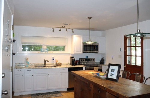 Wilmington Beach Cottage | Caicos Cottage! Fenced yd for dogs, Park 3 cars. Golf Cart charger.