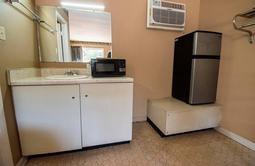 Calhoun Apartment | Calhoun GA|Queen Bed|Smoking