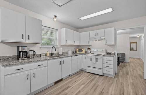 Wilmington House | Camelot Cottage - We love Dogs - Beach Mins. Away