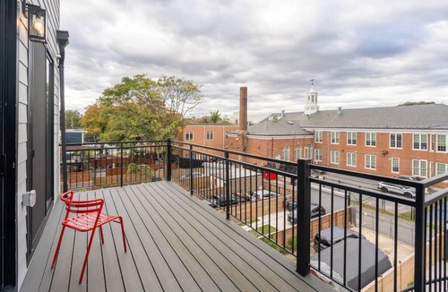 Petworth Apartment | Capitol View 3 DC Penthouse with Rooftop view Free parking and WiFi WIFI