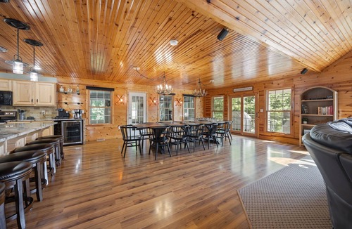 Clarkson Cabin | Captain's Lodge+ Nolin Lake + Mammoth Cave+ Arcade + Hot Tub, Table Tennis + Foosball+ Pizza Oven