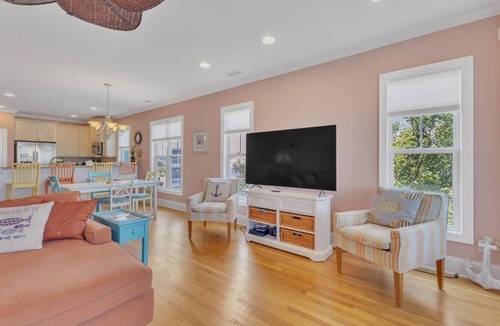 North Carolina Coast House | 🌊Carolina Hugs-1 Block from Beach-Spacious Decks-10BR🌊