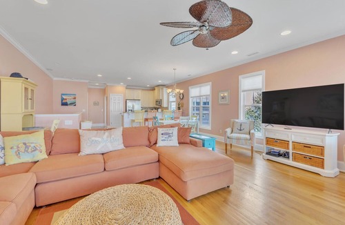 North Carolina Coast House | 🌊Carolina Hugs-1 Block from Beach-Spacious Decks-10BR🌊