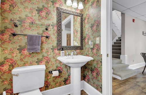 Roanoke Bed & Breakfast | Carriage House Historic and Modern in the Grandin Village