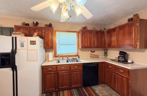 Rogers House | Carrie`s Cottage- Hot Tub, Firepit, Covered Deck, 11 mins to Natural Bridge