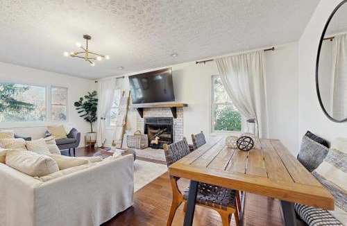 Royal Pines House | Casa Amarilla