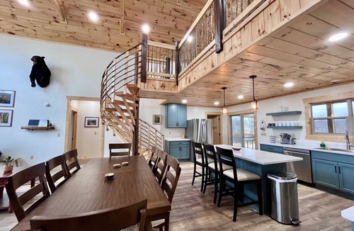 Rogers Cabin | Cat's Cradle - RRG, Sunset Views, Hot Tub, WiFi, Pet Friendly, Near Natural Bridge State Park