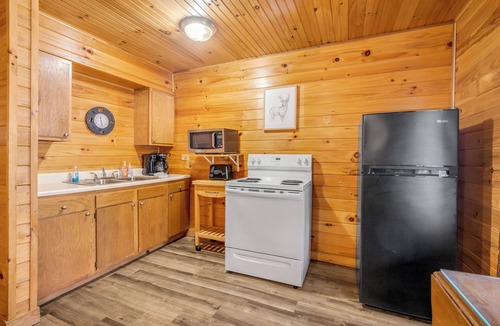 Farmers Cabin | Cave Run Lodge - Near Lake - Playground & Fire pit - Cabin #6