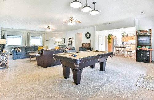 Bloomington House | Cedar House- Large 4br/3ba near Lake, Bloomington