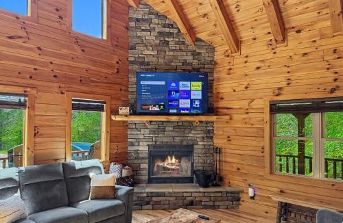 Farmville House | Cedar Ridge Cabin - Hot Tub Fire Pit and Trail Access