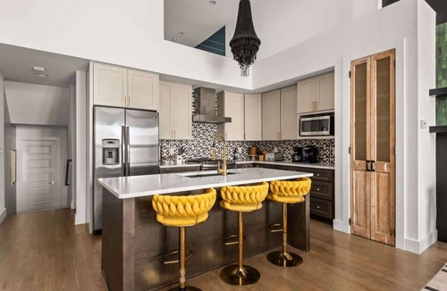 West End Condo | Centennial Quarters: Holiday House near Vandy!