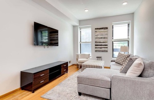 Pulaski Park Apartment | Central Chicago Suite2 Access to Patio!