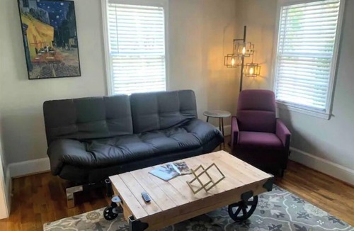 Dilworth House | Centralized Charlotte Townhouse with Table Tennis