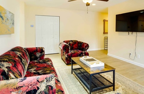 Springfield Apartment | Centrally Located Springfield Apartment w/ Balcony