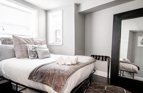 Truxton Circle Apartment | Centrally-Located Well-Decorated Solar-Powered