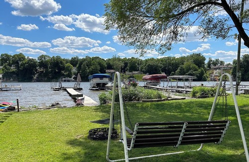 Monticello Cottage | Charlesworth Cottage with lake front access