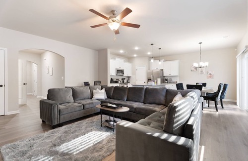 Harwood Lane House | Charlotte 4BR Retreat w/Cozy Backyard & Fire Pit!