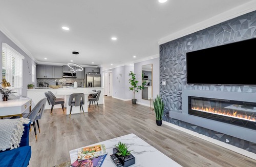 Villa Heights Apartment | Charlotte Spacious 4BR Home